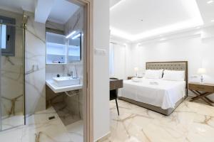 Кровать или кровати в номере Momento Luxury Apartments walking distance from the beach