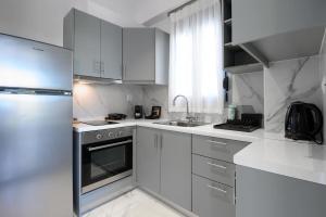 Кухня или мини-кухня в Momento Luxury Apartments walking distance from the beach
