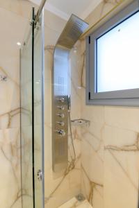 Ванная комната в Momento Luxury Apartments walking distance from the beach
