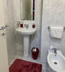 een witte badkamer met een wastafel en een toilet bij AG sweet apartment in Reggio di Calabria