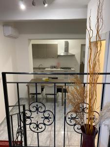 una cucina e una sala da pranzo con tavolo e sedie di AG sweet apartment a Reggio di Calabria