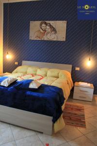 1 dormitorio con 1 cama grande con una foto en la pared en LE SOL&IL Umbria, en Foligno