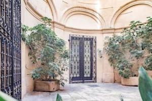 an entrance to a building with a door with plants at Casa vacanze De Mari in Lecce