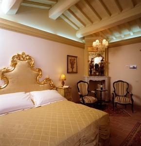 A bed or beds in a room at I Grandi Di Toscana