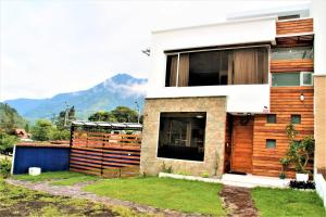 ein Haus mit Bergblick in der Unterkunft CASA VISTA HERMOSA in Baños