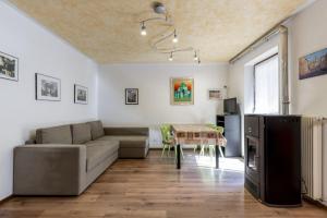 sala de estar con sofá y mesa en Solaia en Mazzin
