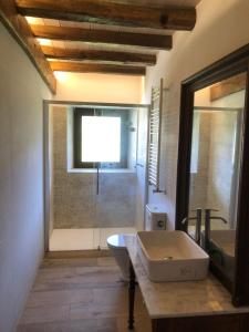 Cilveti的住宿－Urruti，浴室配有卫生间、盥洗盆和淋浴。