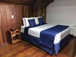 Cama ou camas em um quarto em Summit Suítes Hotel Campos do Jordão