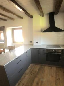 uma cozinha com um fogão e uma bancada em Urruti em Cilveti
