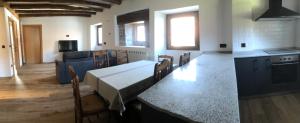 uma cozinha e sala de jantar com uma mesa e um balcão em Urruti em Cilveti