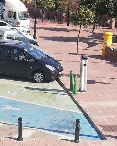 um carro preto estacionado num parque de estacionamento em Pensión y apartamentos El Taxi em Casabermeja