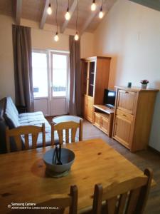 a kitchen and dining room with a table and chairs at Apartamentos Lares in Santa Olalla