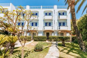 a hotel with palm trees in front of it at Hotel Parco Smeraldo Terme in Ischia