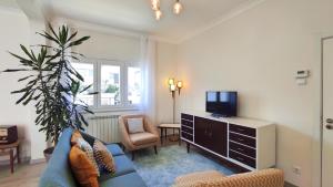 un soggiorno con un divano e una TV di Villa D'Uvale Douro ad Alijó
