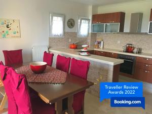 Kuchyňa alebo kuchynka v ubytovaní Schönes Familienappartement in Pelekas, Corfu mit Meerblick