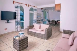 TV a/nebo společenská místnost v ubytování Villas & Resort Luz de Luna