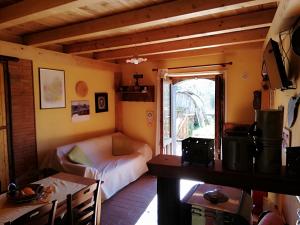 een kleine kamer met een bed en een raam bij Casale degli Zappini in Castiglione di Sicilia