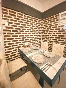 uma sala de jantar com uma mesa azul e cadeiras em TM Apartment No 2 - Scandinavian Style em Aridaia