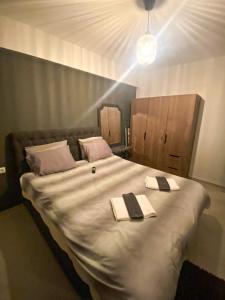 uma cama grande com duas toalhas em cima em TM Apartment No 2 - Scandinavian Style em Aridaia