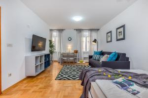 TV a/nebo společenská místnost v ubytování Main Street Apartments 2