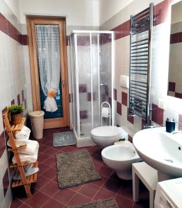 ein Bad mit einem WC, einem Waschbecken und einer Dusche in der Unterkunft Deluxe Alba in Locorotondo