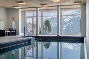 - une piscine avec vue sur la montagne dans l'établissement Apartment 42 Crans, à Crans-Montana