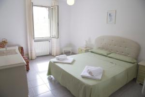 a bedroom with a bed with two towels on it at Casa Nanni in Portoferraio
