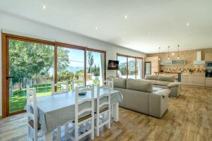 a living room with a table and a couch at Alpujarra Arena in Soportújar