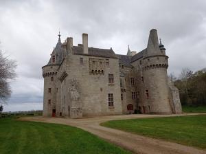 SibirilにあるAppartement dans gîte vue mer et campagneの緑豊かな野原の上に座る古城