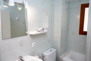 A bathroom at Apartamentos Vistalmar Mallorca Még 37 kép