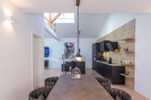 a dining room and kitchen with a table and chairs at Lichtdurchflutetes Design - Appartement Gütersloh - 90 qm in Gütersloh