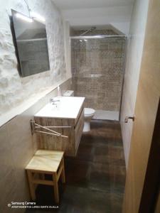 Apartamentos Lares في Santa Olalla: حمام مع حوض ومرحاض