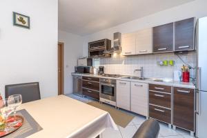 Kuchyňa alebo kuchynka v ubytovaní Apartment Teri