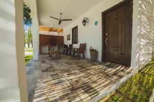 een open deur van een huis met een eetkamer bij Hotel Posada las Nubes in Parras de la Fuente