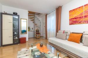 salon z kanapą i szklanym stołem w obiekcie Apartment Teri w mieście Nova Vas