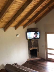 TV a/nebo společenská místnost v ubytování Cabaña Erendy