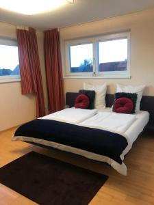 A bed or beds in a room at Cocoon am See