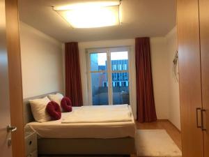 A bed or beds in a room at Cocoon am See