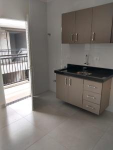 a kitchen with a sink and a counter top at Apartamento Próx ao Centro com Wi-Fi e Estacionamento Grátis in Maringá