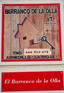 una señal con un diagrama de una casa en ella en Barranco de la Olla, en Arnedillo