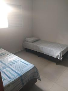 a bedroom with two beds in a room at Apartamento Próx ao Centro com Wi-Fi e Estacionamento Grátis in Maringá