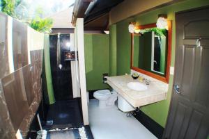 Ein Badezimmer in der Unterkunft Bhumiyama Beach Resort