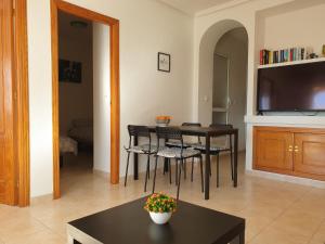 TV a/nebo společenská místnost v ubytování Sunlight Apartment - Molino Blanco - La Zenia
