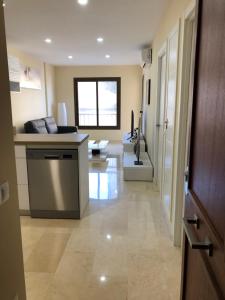 Moderno Apartamento en Primera línea Paseo Marítimo Fuengirola的厨房或小厨房