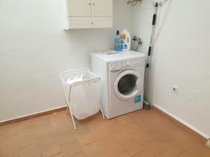 uma máquina de lavar e secar roupa num pequeno quarto em Sunlight Apartment - Molino Blanco - La Zenia em Playas de Orihuela