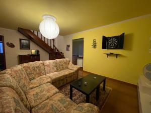 ein Wohnzimmer mit Sofa und Tisch in der Unterkunft Casa Ribe in Tui