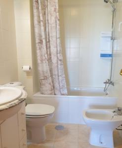 uma casa de banho com um WC, um chuveiro e um lavatório. em Sunlight Apartment - Molino Blanco - La Zenia em Playas de Orihuela