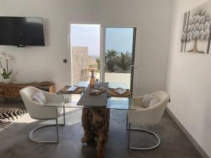 A television and/or entertainment centre at Luxury studio, sea view, pool