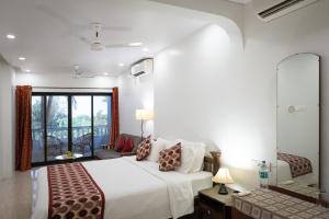 Кровать или кровати в номере SHANU'S SEASIDE INN - A Family-Run Guesthouse just 100 metres from Candolim Beach