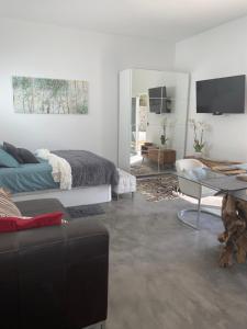 uma sala de estar com uma cama e um sofá em Luxury studio, sea view, pool em La Asomada